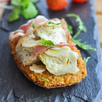 Bruschetta with artichokes and pancetta