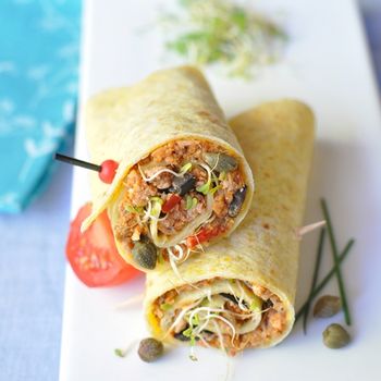 Wraps with tuna, sun vegetables and capers